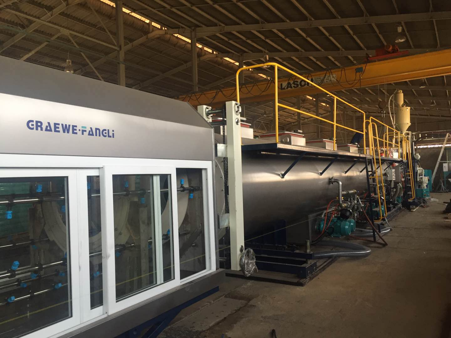 Opatření k řešení nestabilního proudu hlavního stroje extrudéru plastů