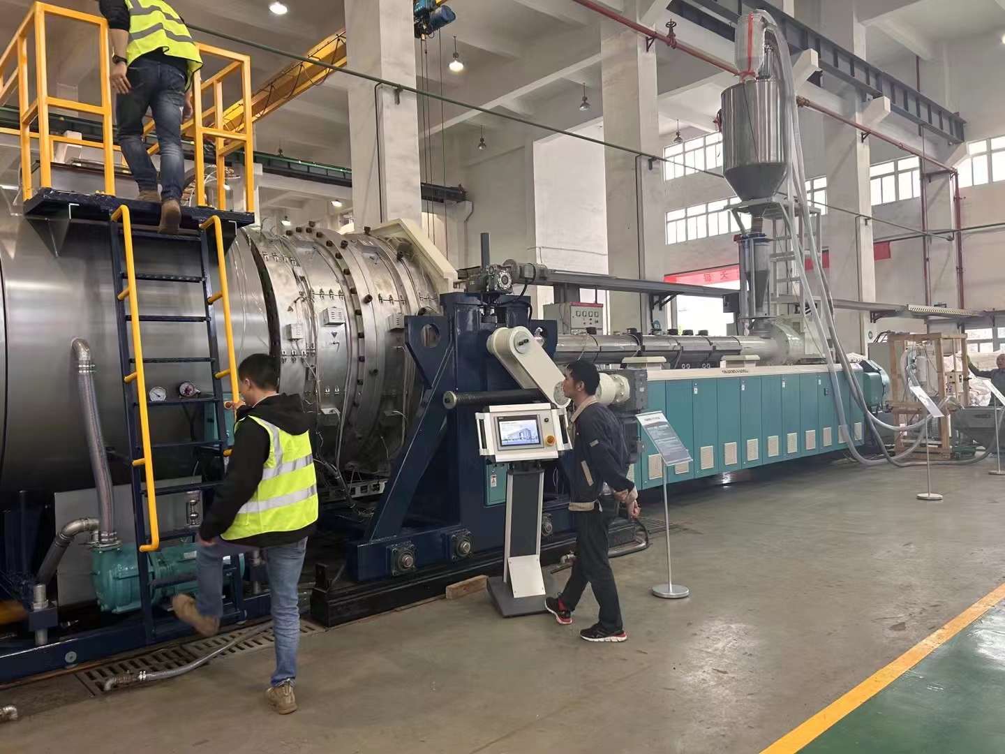 Fang Li analyzuje princip, aplikaci a vývoj výrobní linky pro vytlačování trubek