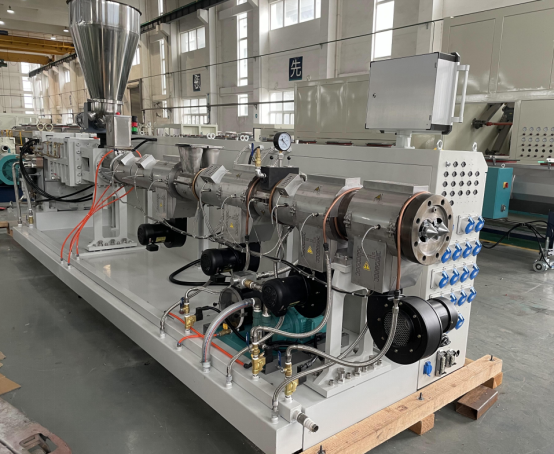 Věci, které tvoří linku na vytlačování plastových trubek